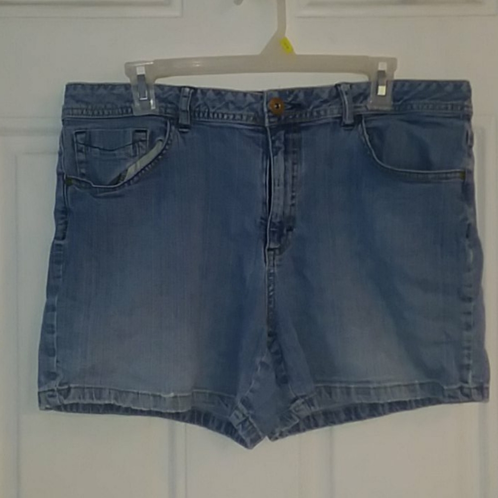 Shorts - Picture 2 of 4